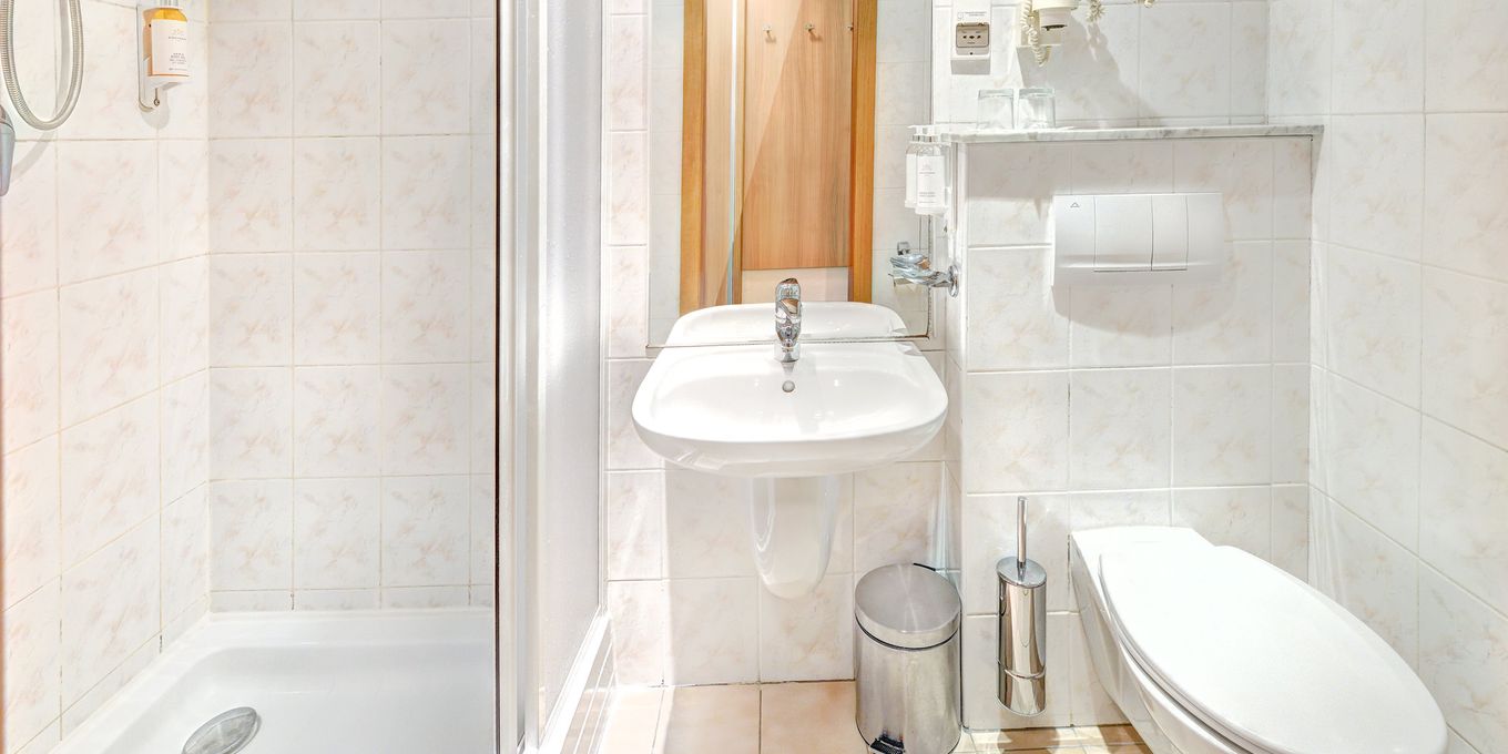 Bathroom - FIS Hotel