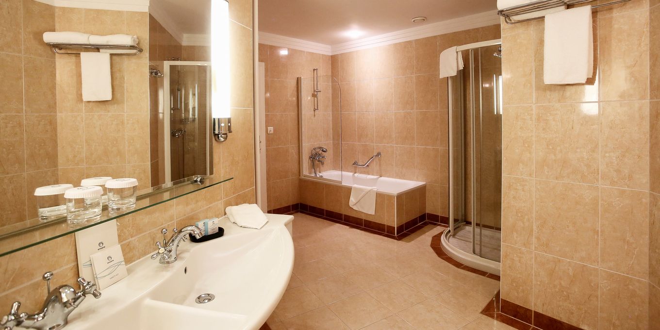 Deluxe suite bathroom - Thermia Palace Ensana Health Spa Hotel
